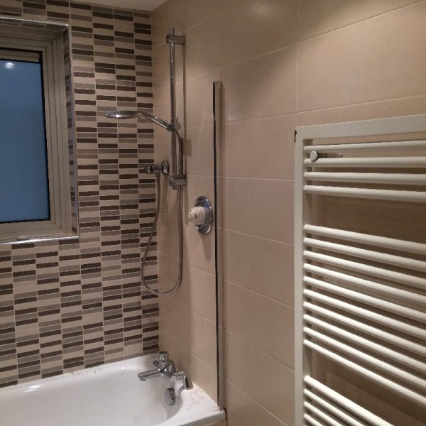 Tiled bathroom tub with shower screen